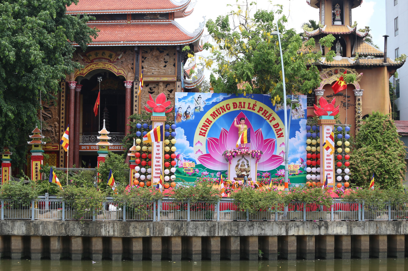 Các cơ sở Phật giáo đã và đang tiếp tục thiết trí, bày biện không gian diễn ra đại lễ chào mừng lễ Phật đản.