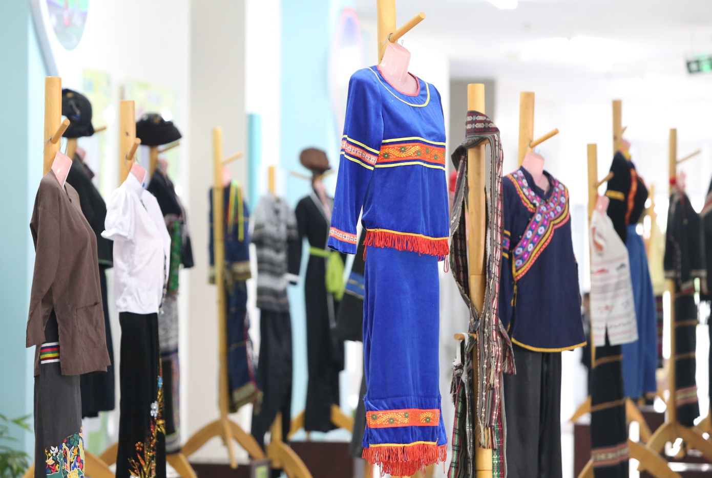 Ngày hội còn trưng bày các bộ trang phục truyền thống các dân tộc anh em.