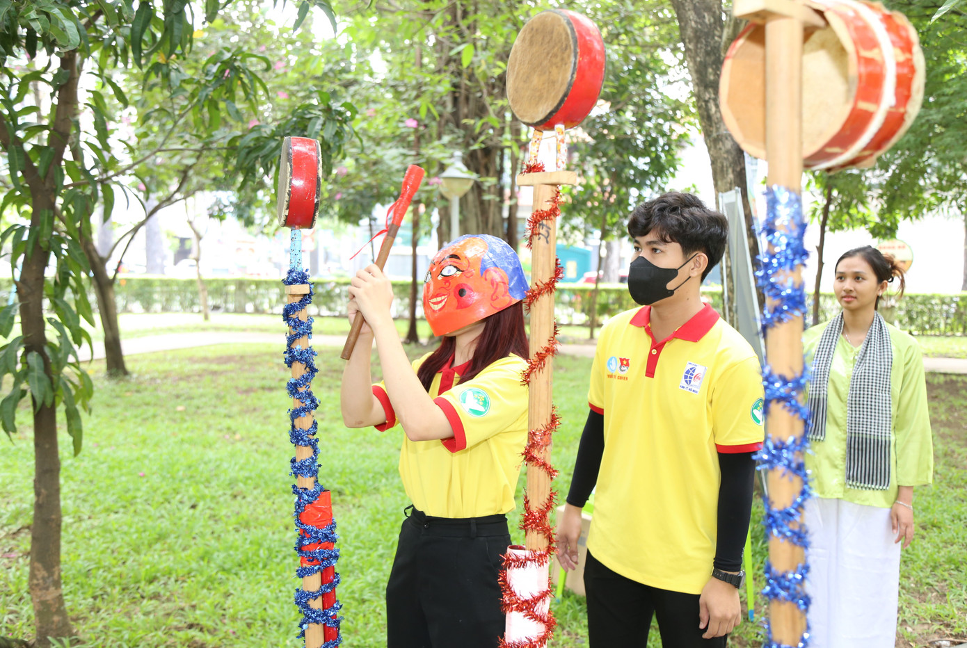 Các bạn chiến sĩ tình nguyện tham gia những trò chơi dân gian vui nhộn.