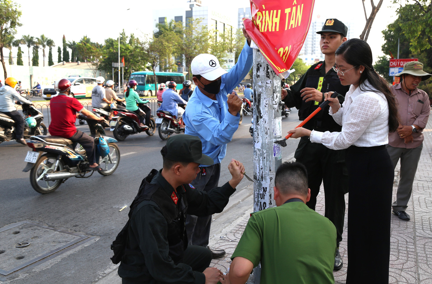 Lãnh đạo quận Bình Tân cùng các chiến sĩ bóc gỡ những thông tin quảng cáo sai quy định. Lãnh đạo quận Bình Tân cùng các chiến sĩ bóc gỡ những thông tin quảng cáo sai quy định.