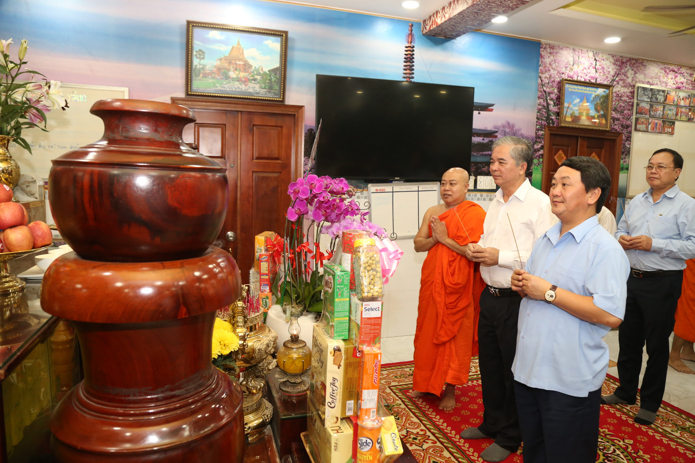 Đoàn công tác Ủy ban Dân tộc và UBND TPHCM thắp hương lễ Phật tại chùa Pothiwong (quận Tân Bình) nhân dịp Tết Chôl Chnăm Thmây. Đoàn công tác Ủy ban Dân tộc và UBND TPHCM thắp hương lễ Phật tại chùa Pothiwong (quận Tân Bình) nhân dịp Tết Chôl Chnăm Thmây.