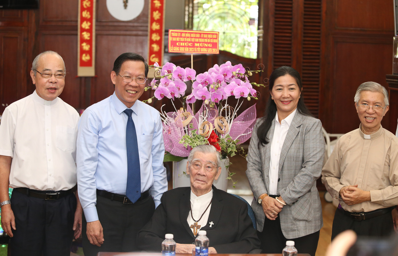 Chủ tịch UBND TPHCM Phan Văn Mãi cùng Phó Trưởng ban Thường trực Ban Dân vận Thành ủy TPHCM Nguyễn Thị Bạch Mai thăm, chúc sức khỏe Đức Hồng y Phạm Minh Mẫn nhân dịp Giáng sinh. Chủ tịch UBND TPHCM Phan Văn Mãi cùng Phó Trưởng ban Thường trực Ban Dân vận Thành ủy TPHCM Nguyễn Thị Bạch Mai thăm, chúc sức khỏe Đức Hồng y Phạm Minh Mẫn nhân dịp Giáng sinh.