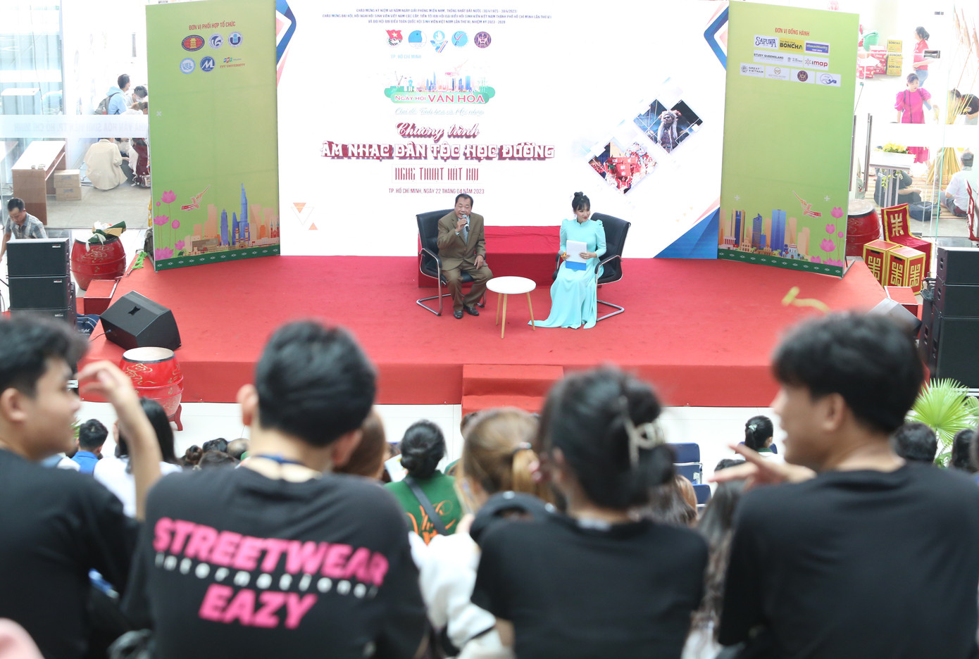 Ngày hội diễn ra chuỗi hoạt động văn hóa, thể thao phong phú, đa dạng dành cho bạn trẻ. Với chủ đề "Tinh hoa và Hội nhập", ngày hội mang đến cho các bạn học sinh sinh viên góc nhìn khái quát về kho tàng các giá trị văn hóa nghệ thuật phong phú của dân tộc và các nước trên thế giới.