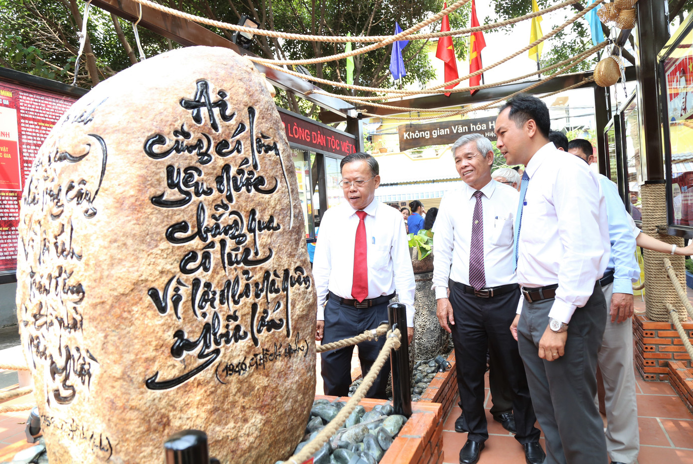 Bí thư Đảng ủy phường Hiệp Phú Nguyễn Chí Thanh cho biết, Đảng ủy phường đã chủ động phân công các bộ phận phối hợp thực hiện trên tinh thần cầu thị, học hỏi, tiếp thu nghiêm túc các ý kiến đóng góp, phản biện của nhân dân, của các đơn vị và những người có kinh nghiệm, trong quá trình xây dựng Không gian Văn hóa Hồ Chí Minh.