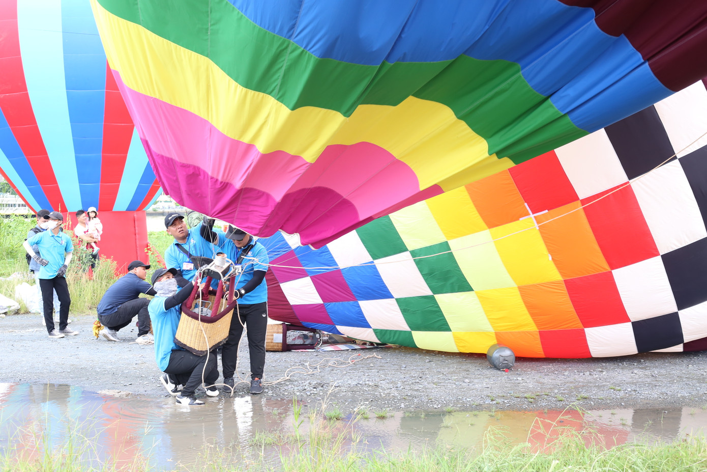 Các nhân viên phải dùng phương tiện kỹ thuật tiếp đầy khí vào bên trong để làm phồng những quả cầu. Các nhân viên phải dùng phương tiện kỹ thuật tiếp đầy khí vào bên trong để làm phồng những quả cầu.