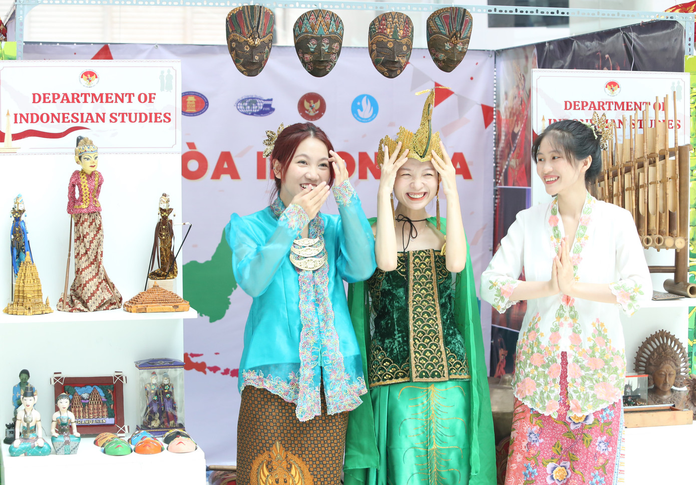 Nhóm bạn trẻ trong trang phục đất nước Indonesia.