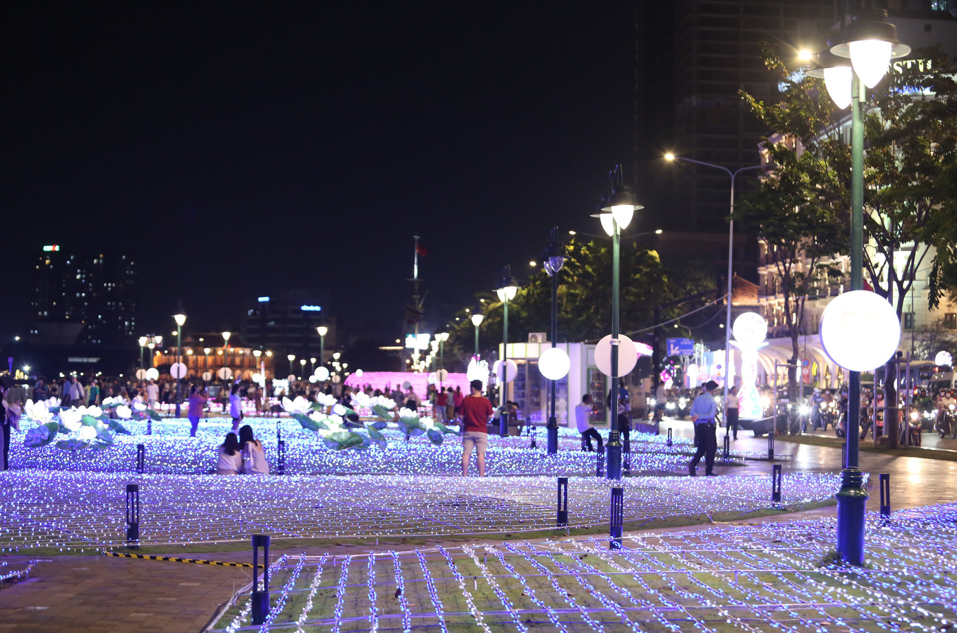 Không gian ánh sáng lấy cảm hứng từ những đóa sen nở tươi tắn khoe sắc trên nền nước trong xanh và khu vườn Sakura, loài hoa đặc trưng của đất nước Nhật Bản.