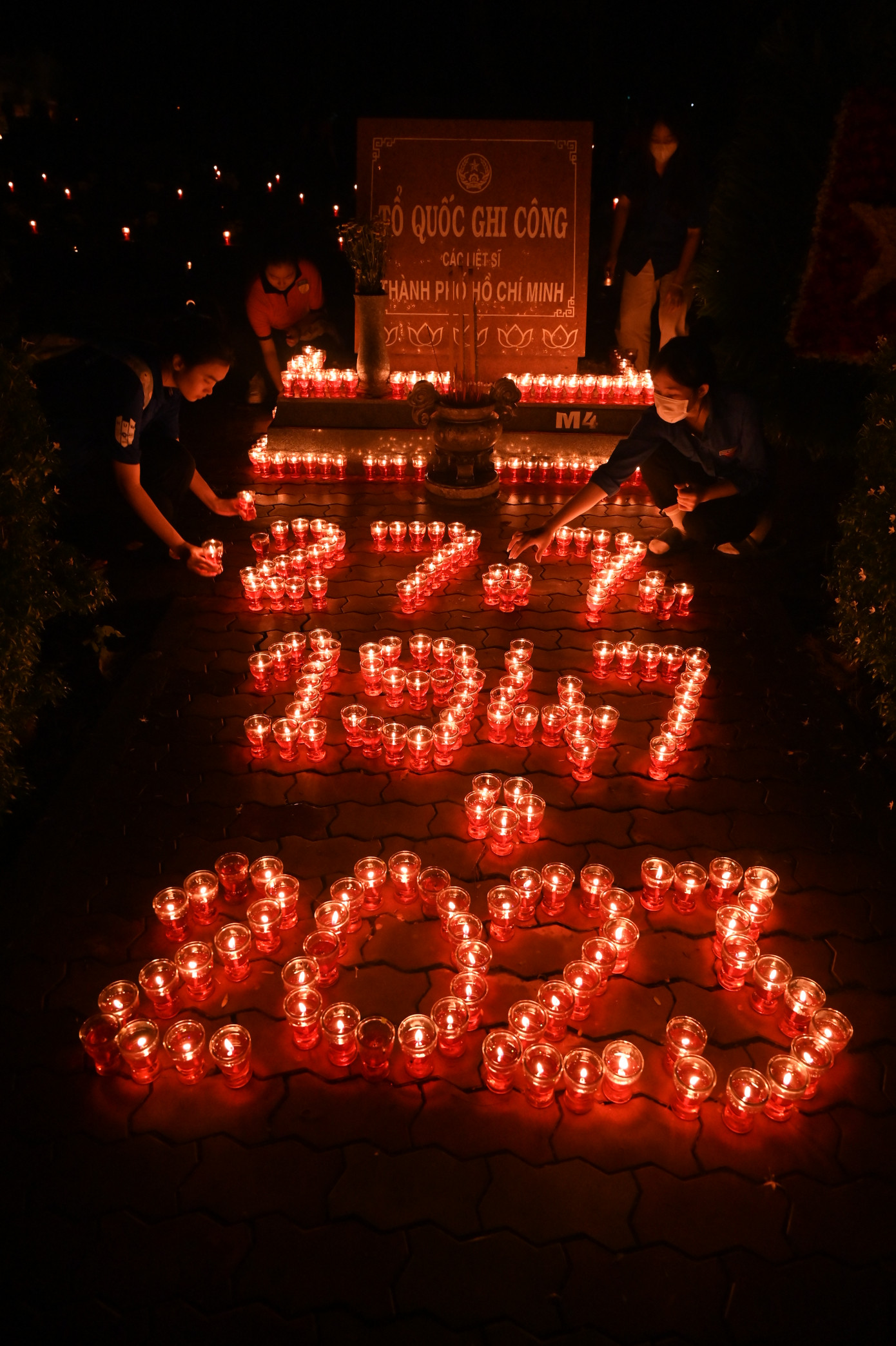 Những ngọn nến tri ân được thắp sáng nơi yên nghỉ của hơn 14.000 Anh hùng liệt sĩ, người có công tại Nghĩa trang Liệt sĩ TPHCM.