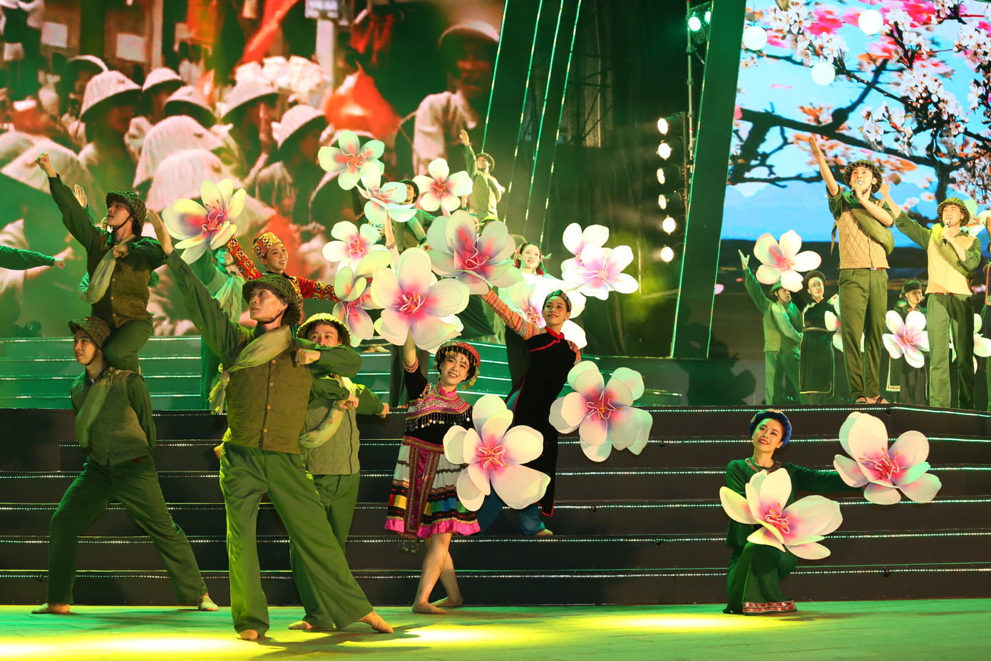 Đầu tháng 9/1858, thực dân Pháp nổ súng tấn công Đà Nẵng, mở đầu cuộc chiến tranh xâm lược Việt Nam. Với truyền thống yêu nước nồng nàn và ý chí kiên cường, bất khuất, suốt nửa cuối thế kỷ 19, nhân dân ta đã anh dũng đứng lên chống thực dân Pháp.