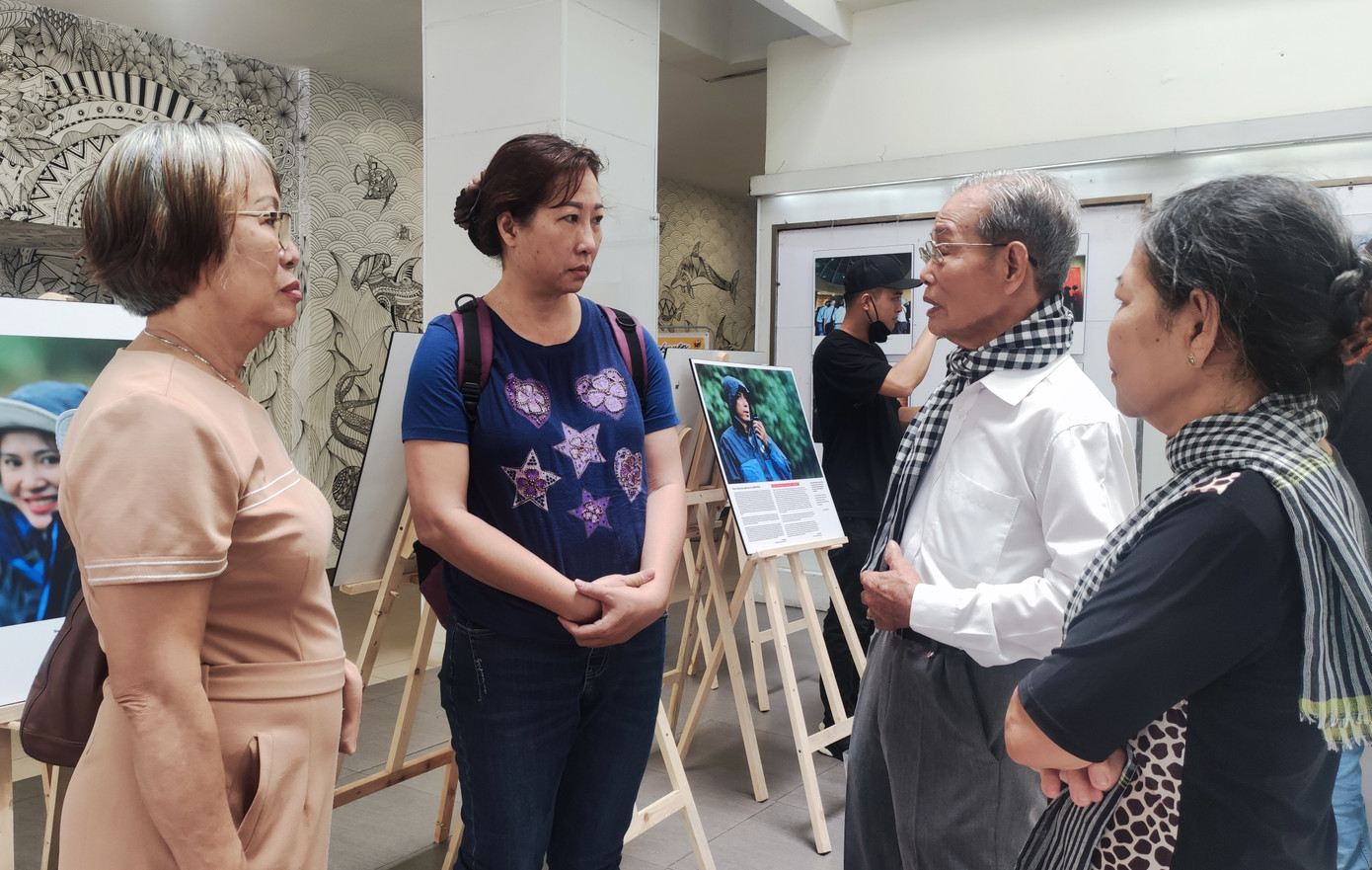 Cựu tù Võ Ái Dân (thứ hai từ phải qua) kể chuyện cùng những người đến xem triển lãm. Cựu tù Võ Ái Dân (thứ hai từ phải qua) kể chuyện cùng những người đến xem triển lãm.