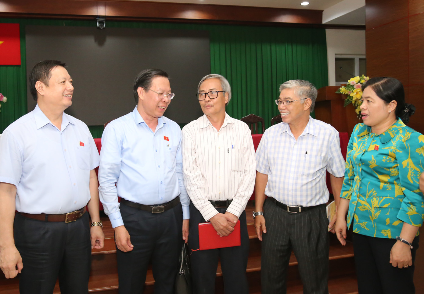 Các vị ĐBQH đơn vị 9 và người dân tại buổi tiếp xúc cử tri. Ảnh: Ngô Tùng