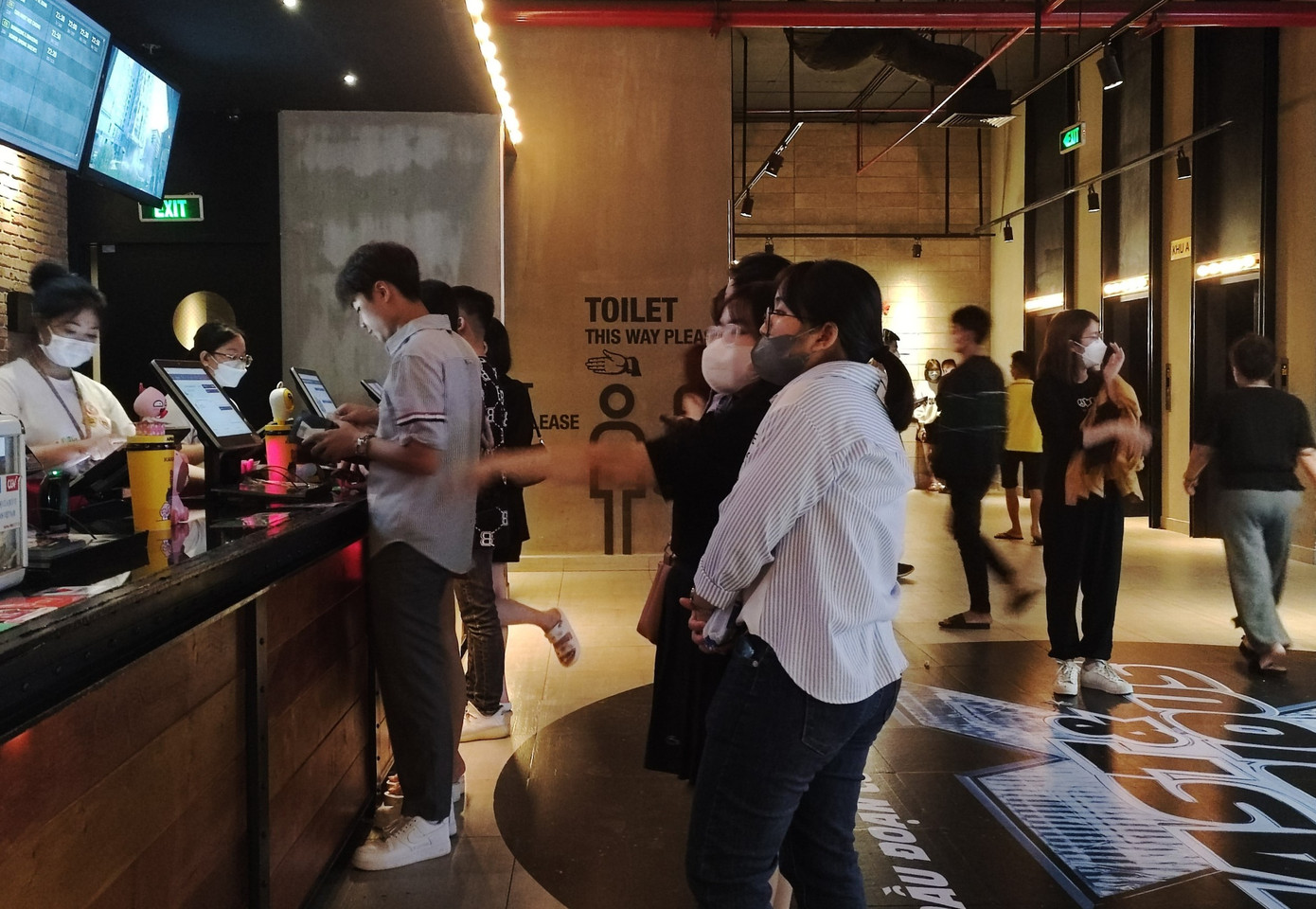 Các phòng vé của hệ thống CGV cũng trong trạng thái đông đúc không kém trong tối 1/5.