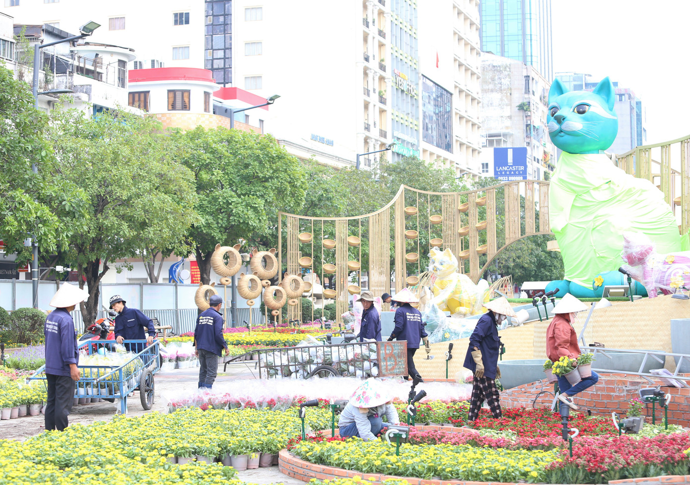 Ngày cuối tuần, không khí làm việc vẫn tất bật trên công trường thi công Đường hoa Nguyễn Huệ Tết Quý Mão 2023. Hàng chục nghệ nhân, công nhân lao động miệt mài thực hiện những phần việc đã được phân công.