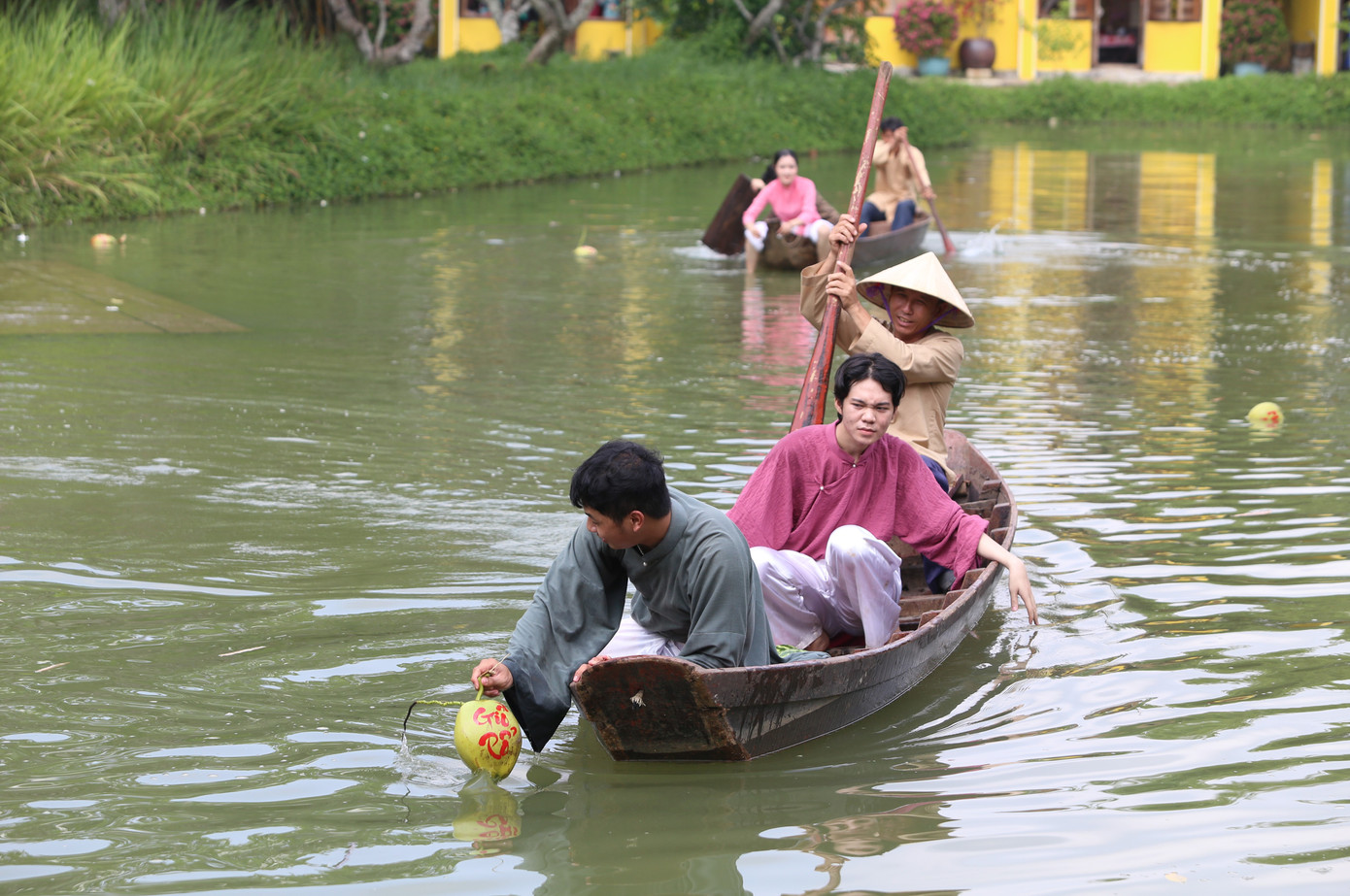 Những quả dưa hấu, quả dừa được bạn trẻ khắc lên những từ ngữ gợi nhớ truyền thống lịch sử của dân tộc, tưởng nhớ Vua Hùng, Mai An Tiêm - người gây dựng giống dưa hấu cho ngàn đời sau. Những quả dưa hấu, quả dừa được bạn trẻ khắc lên những từ ngữ gợi nhớ truyền thống lịch sử của dân tộc, tưởng nhớ Vua Hùng, Mai An Tiêm - người gây dựng giống dưa hấu cho ngàn đời sau.
