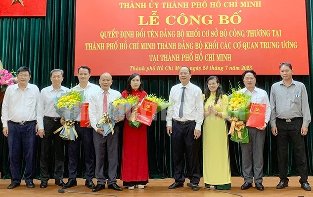 Lãnh đạo Thành uỷ TPHCM trao quyết định điều động cán bộ. Ảnh: Thành uỷ TPHCM