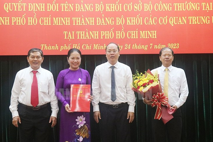 Phó Bí thư Thành uỷ TPHCM Nguyễn Hồ Hải (thứ hai từ phải qua) trao quyết định đổi tên Đảng bộ Khối cơ sở Bộ Công Thương tại TPHCM thành Đảng bộ Khối các cơ quan Trung ương tại TPHCM. Ảnh: Thành uỷ TPHCM