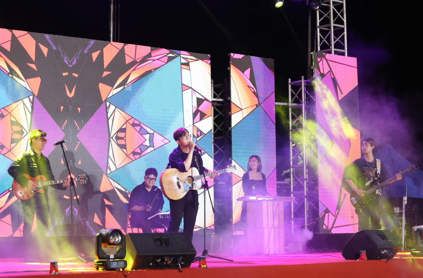 Cao Thái Tuấn (vocalist) cùng các thành viên Migaway biểu diễn trong một chương trình kỷ niệm ngày thành lập Đoàn TNCS Hồ Chí Minh mới đây tại Nhà Văn hóa Sinh viên TPHCM, nơi bạn thực tập.