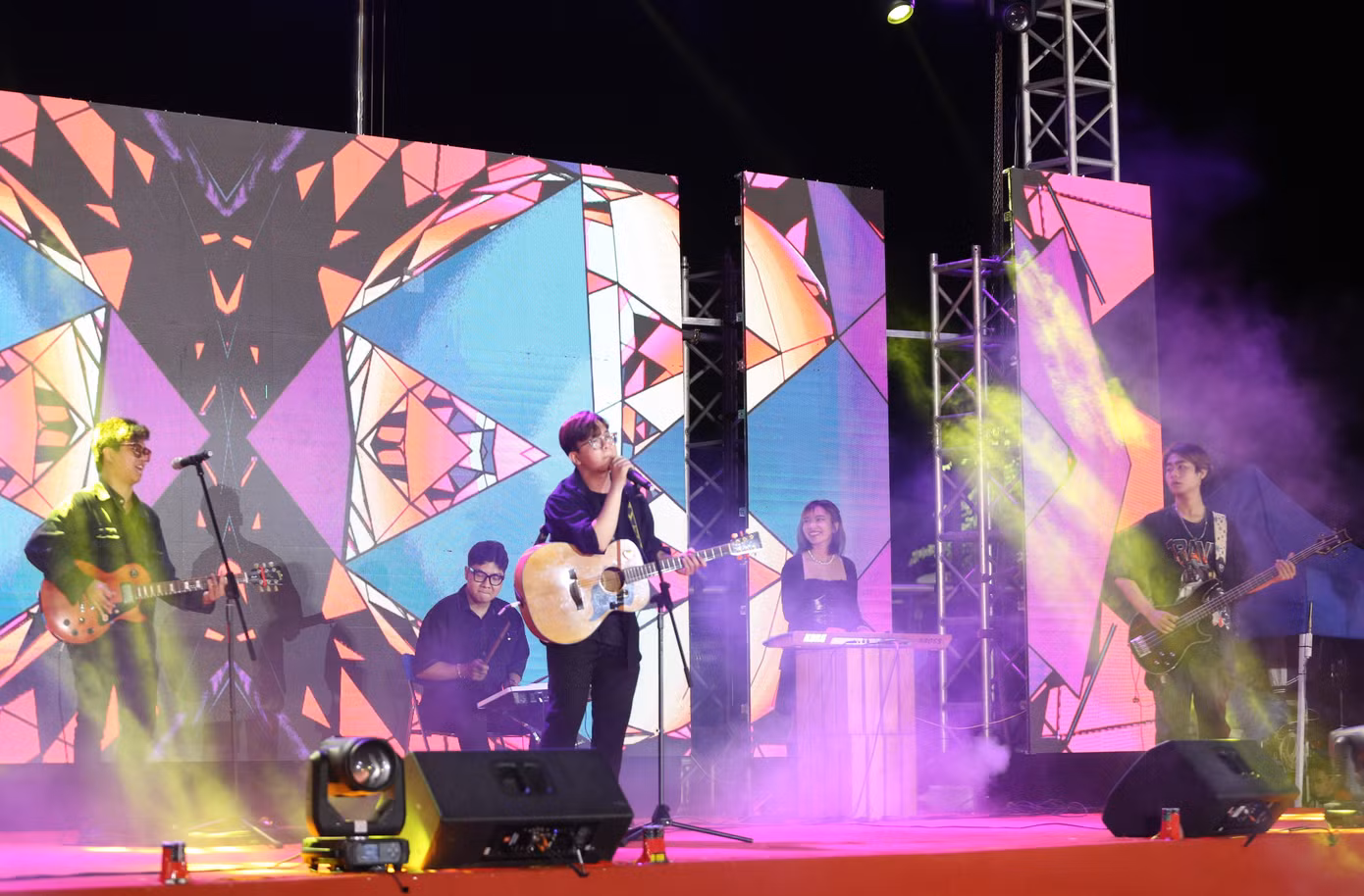 Cao Thái Tuấn (vocalist) cùng các thành viên Migaway biểu diễn trong một chương trình kỷ niệm ngày thành lập Đoàn TNCS Hồ Chí Minh mới đây tại Nhà Văn hóa Sinh viên TPHCM, nơi bạn thực tập.