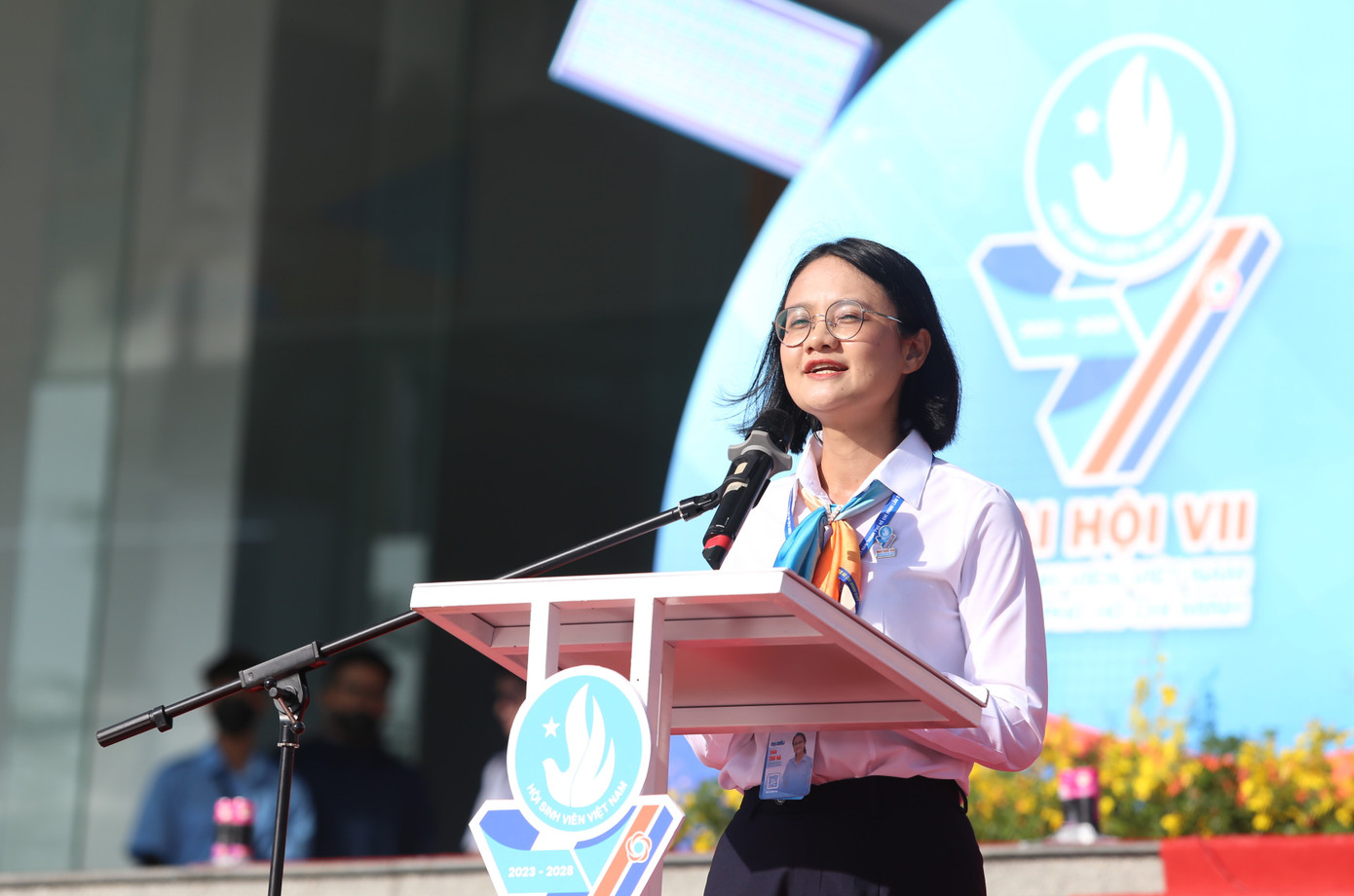 Phó Bí thư Thành Đoàn, Chủ tịch Hội SVVN TPHCM Trần Thu Hà khai mạc ngày hội Sinh viên TPHCM và triển lãm &quot;Dệt nên những ước mơ cho đời&quot;.