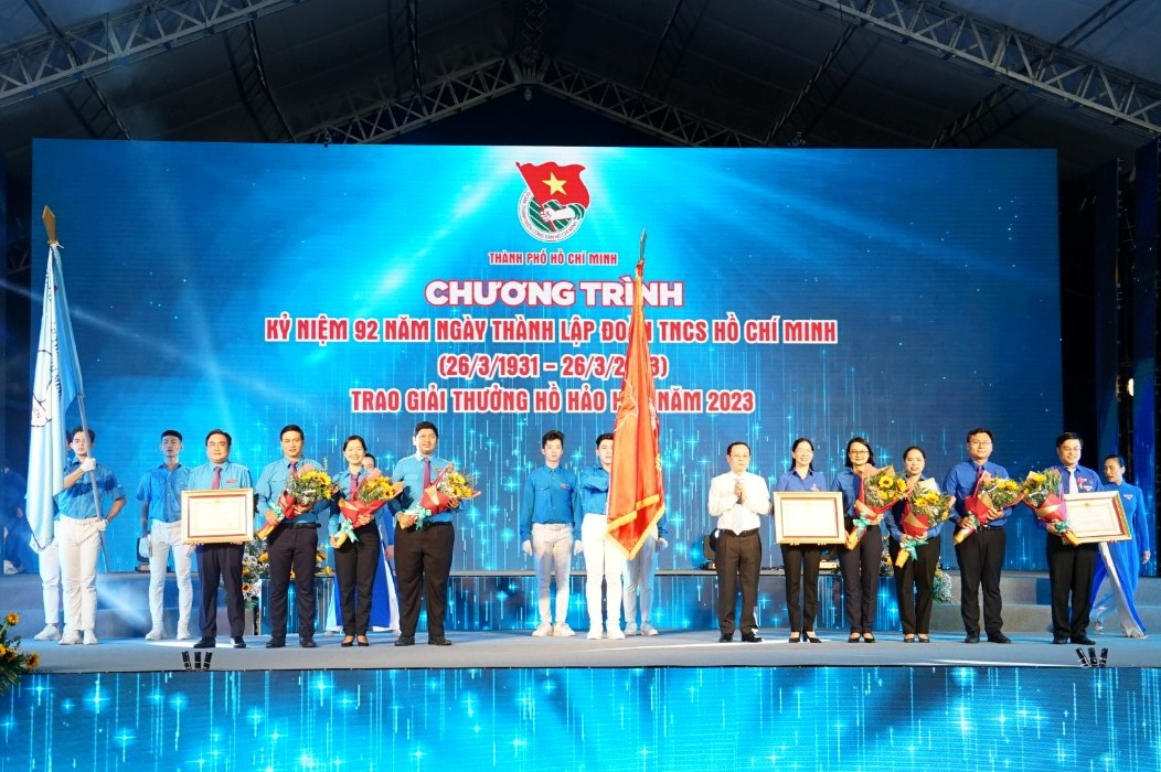 Dịp này, Phó Bí thư Thành ủy TPHCM Nguyễn Văn Hiếu đã trao Huân chương Lao động hạng 3 của Chủ tịch nước cho Đoàn TNCS Hồ Chí Minh TPHCM, Hội LHTN Việt Nam TPHCM để ghi nhận những nỗ lực của tuổi trẻ thành phố trong công tác, phòng chống dịch COVID-19. Anh Đoàn Kim Thành, Giám đốc Trung tâm Phát triển khoa học và Công nghệ Trẻ Thành Đoàn cũng được trao tặng Huân chương Lao động hạng 3.