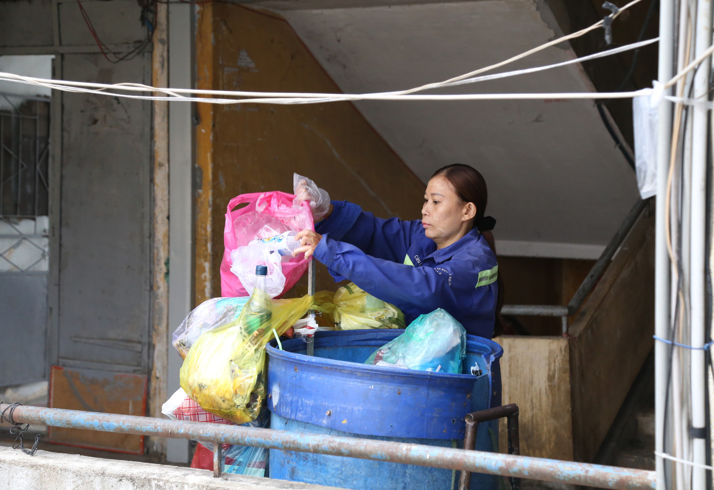 Chia sẻ với Tiền Phong, nữ lao công thổ lộ: "Thời điểm dịch bệnh COVID-19 căng thẳng, nhiều người muốn buông nghề rác vì sợ bị lây nhiễm dịch bệnh, nhưng tôi không có lựa chọn bởi nghèo khổ mà, chết quan trọng gì". Và rồi cái nghề này gắn với chị y như chính đam mê với việc ca hát đã ăn sâu vào tiềm thức chị từ nhỏ.