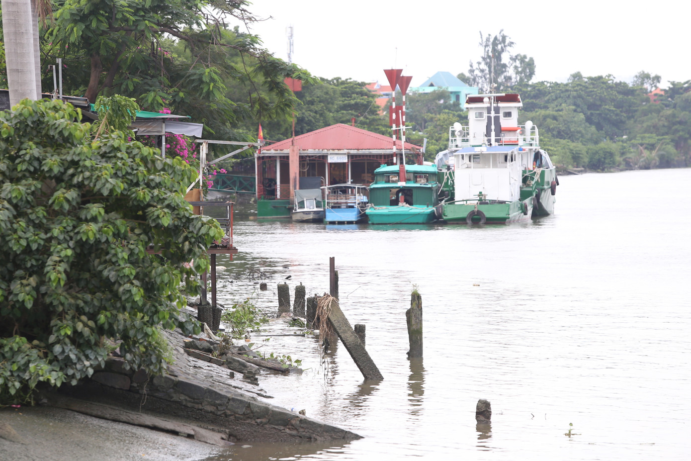 UBND TPHCM chỉ đạo ngành chức năng có kế hoạch sửa chữa các tuyến kè đã xuống cấp. Ảnh: Ngô Tùng UBND TPHCM chỉ đạo ngành chức năng có kế hoạch sửa chữa các tuyến kè đã xuống cấp. Ảnh: Ngô Tùng