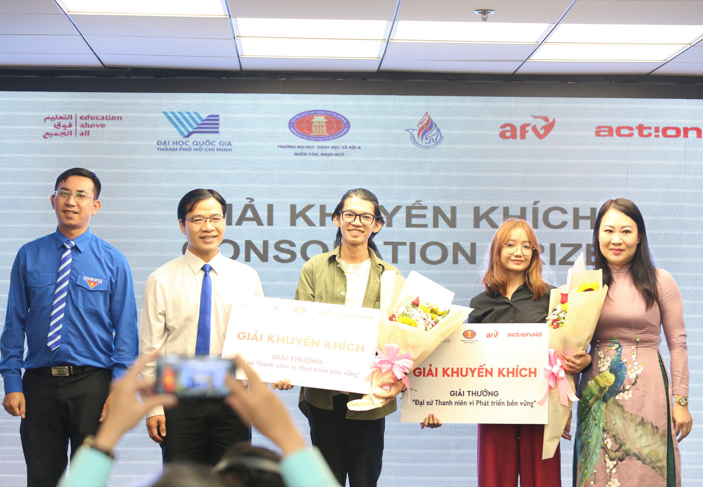 Hai bạn trẻ Việt và Indonesia (thứ 2 từ phải qua) nhận giải Khuyến khích. Hai bạn trẻ Việt và Indonesia (thứ 2 từ phải qua) nhận giải Khuyến khích.