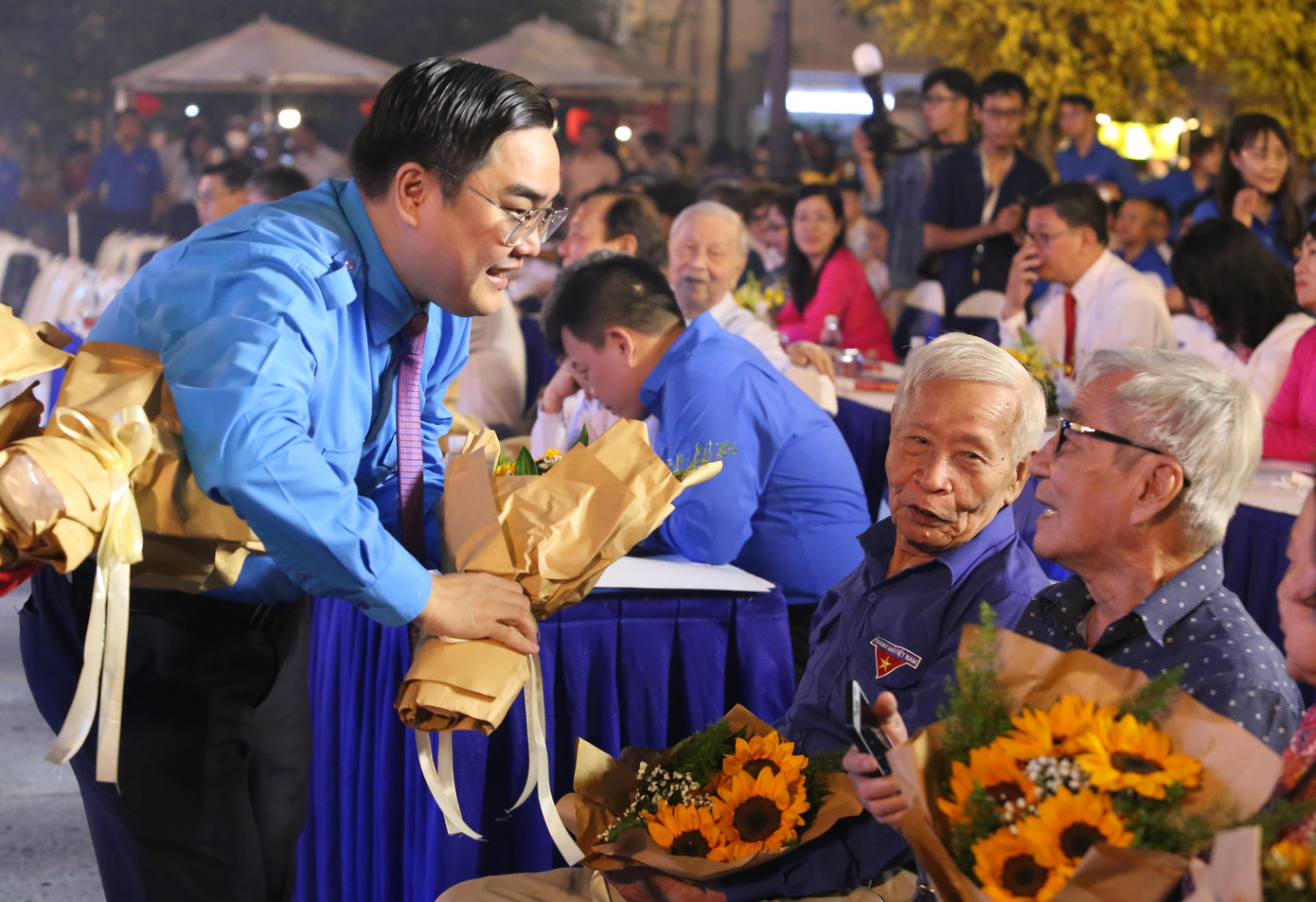 Lãnh đạo Thành Đoàn TPHCM tặng hoa tri ân các thế hệ cha anh đã cống hiến máu xương để Tổ quốc được hòa bình, độc lập như hôm nay. Ảnh: Ngô Tùng