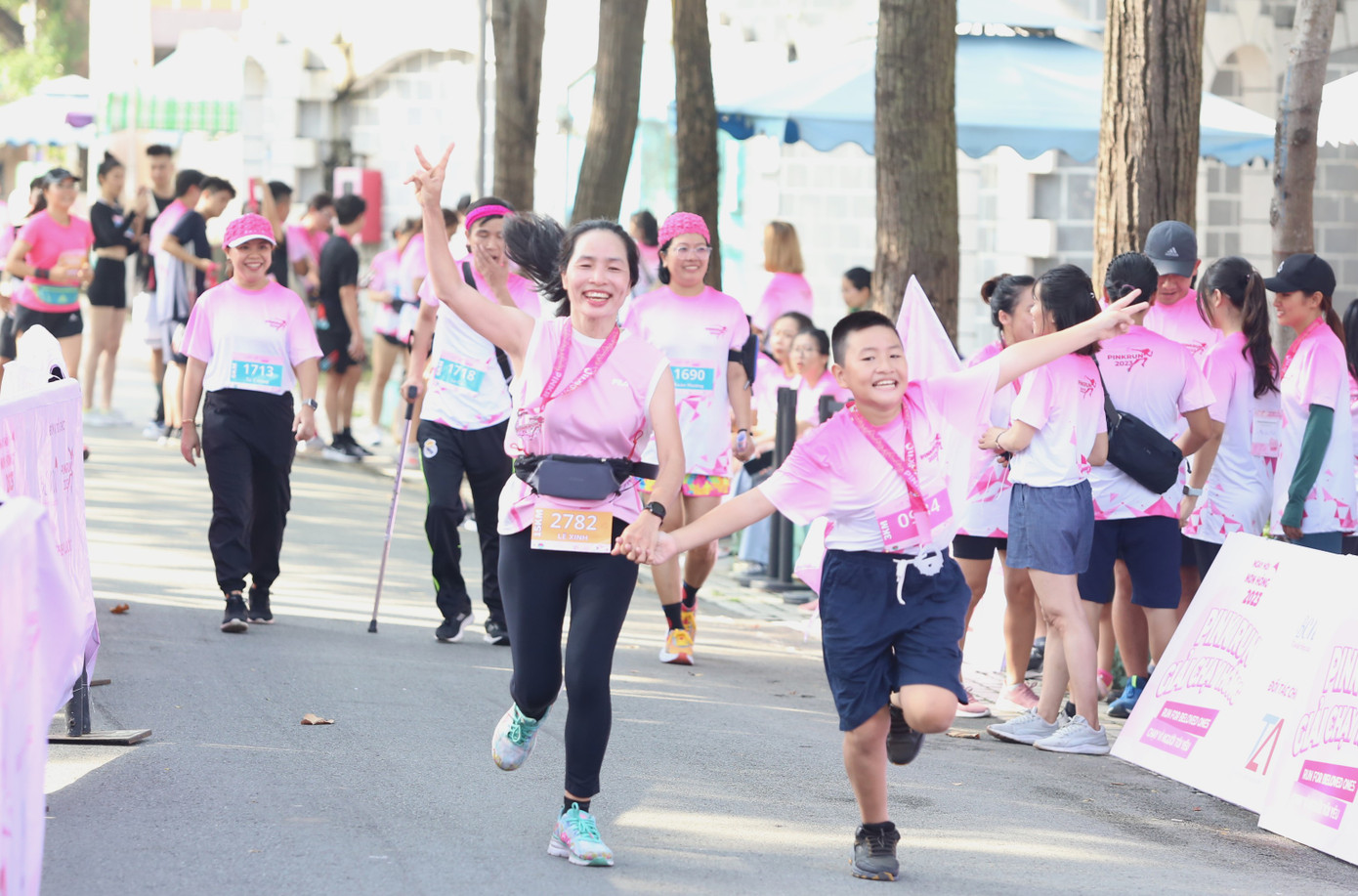 Ngày hội đã diễn ra nhiều hoạt động như giải chạy “Pin Run - Chạy vì người tôi yêu”, tặng áo ngực cho các bệnh nhân đoạn nhũ, cắt tóc hiến tặng các bệnh nhân ung thư, gian hàng gây quỹ… Trong đó, "giải chạy Hồng" mang sứ mệnh kết nối cộng đồng với các bệnh nhân ung thư, truyền đi thông điệp rằng họ không cô đơn trên hành trình chiến đấu với bệnh tật.