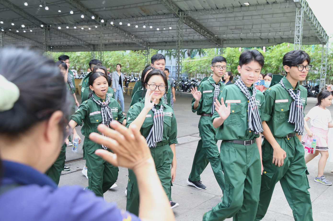 Bạn nhỏ vẫy chào người thân, lên đường vào môi trường quân ngũ.