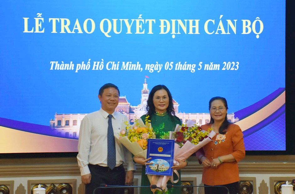 Phó Chủ tịch UBND TPHCM Dương Anh Đức và Chủ tịch HĐND TPHCM Nguyễn Thị Lệ trao quyết định và hoa chúc mừng bà Lê Thụy Mỵ Châu. Ảnh: Thành ủy TPHCM. Phó Chủ tịch UBND TPHCM Dương Anh Đức và Chủ tịch HĐND TPHCM Nguyễn Thị Lệ trao quyết định và hoa chúc mừng bà Lê Thụy Mỵ Châu. Ảnh: Thành ủy TPHCM.