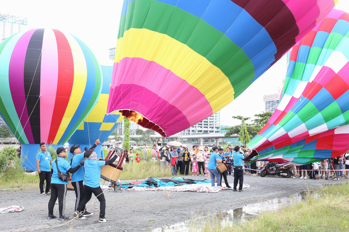 Bởi trước đó thời tiết khu vực này nhiều gió nên rất khó điều khiển những quả cầu khinh khí "cất cánh". Cũng vì vậy mà buổi trình diễn diễn ra khá muộn so với kế hoạch trước đó. Bởi trước đó thời tiết khu vực này nhiều gió nên rất khó điều khiển những quả cầu khinh khí "cất cánh". Cũng vì vậy mà buổi trình diễn diễn ra khá muộn so với kế hoạch trước đó.