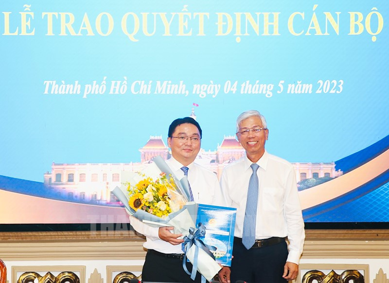 Phó Chủ tịch UBND TPHCM Võ Văn Hoan trao quyết định bổ nhiệm cho ông Nguyễn Trần Bình. Ảnh: Thành ủy TPHCM