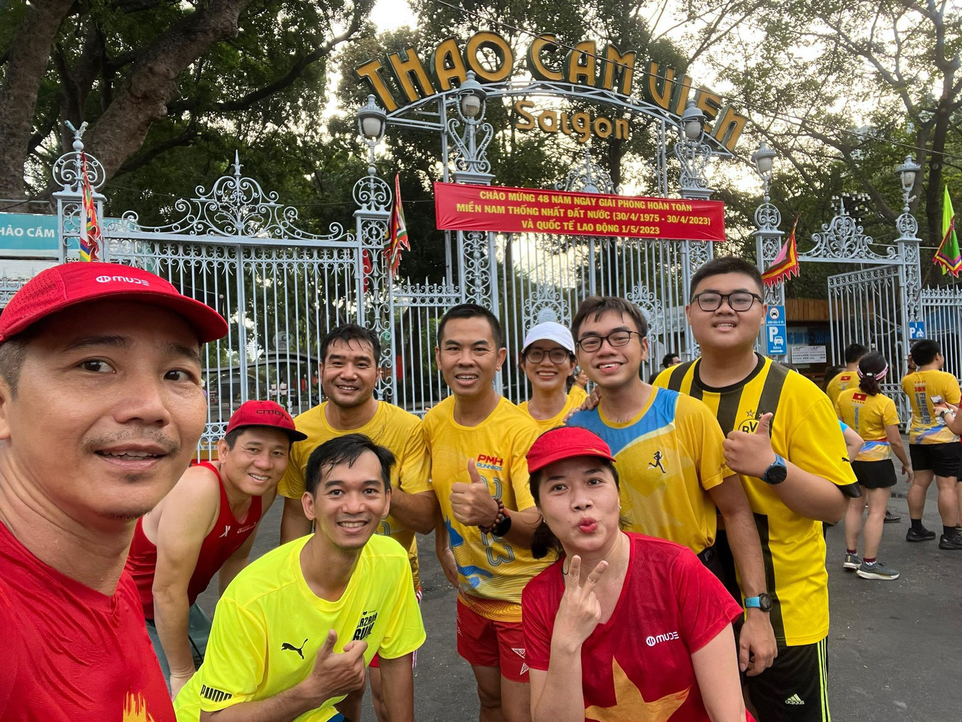 Nhóm chạy check-in trước Thảo Cầm Viên Sài Gòn.