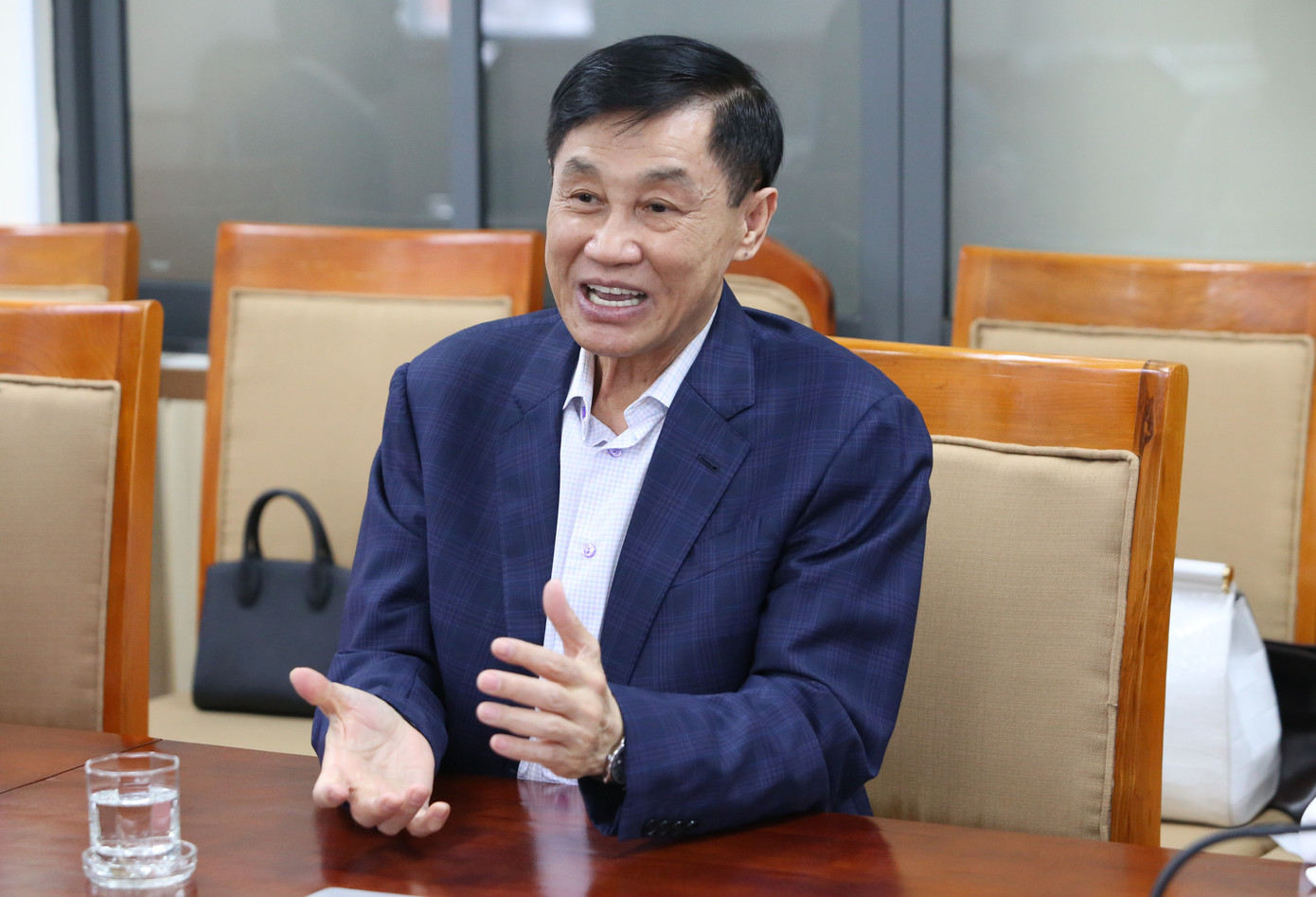 Ông Johnathan Hạnh Nguyễn nói về lý do gia đình chia sẻ với cộng đồng dịp này. Ảnh: Ngô Tùng. Ông Johnathan Hạnh Nguyễn nói về lý do gia đình chia sẻ với cộng đồng dịp này. Ảnh: Ngô Tùng.