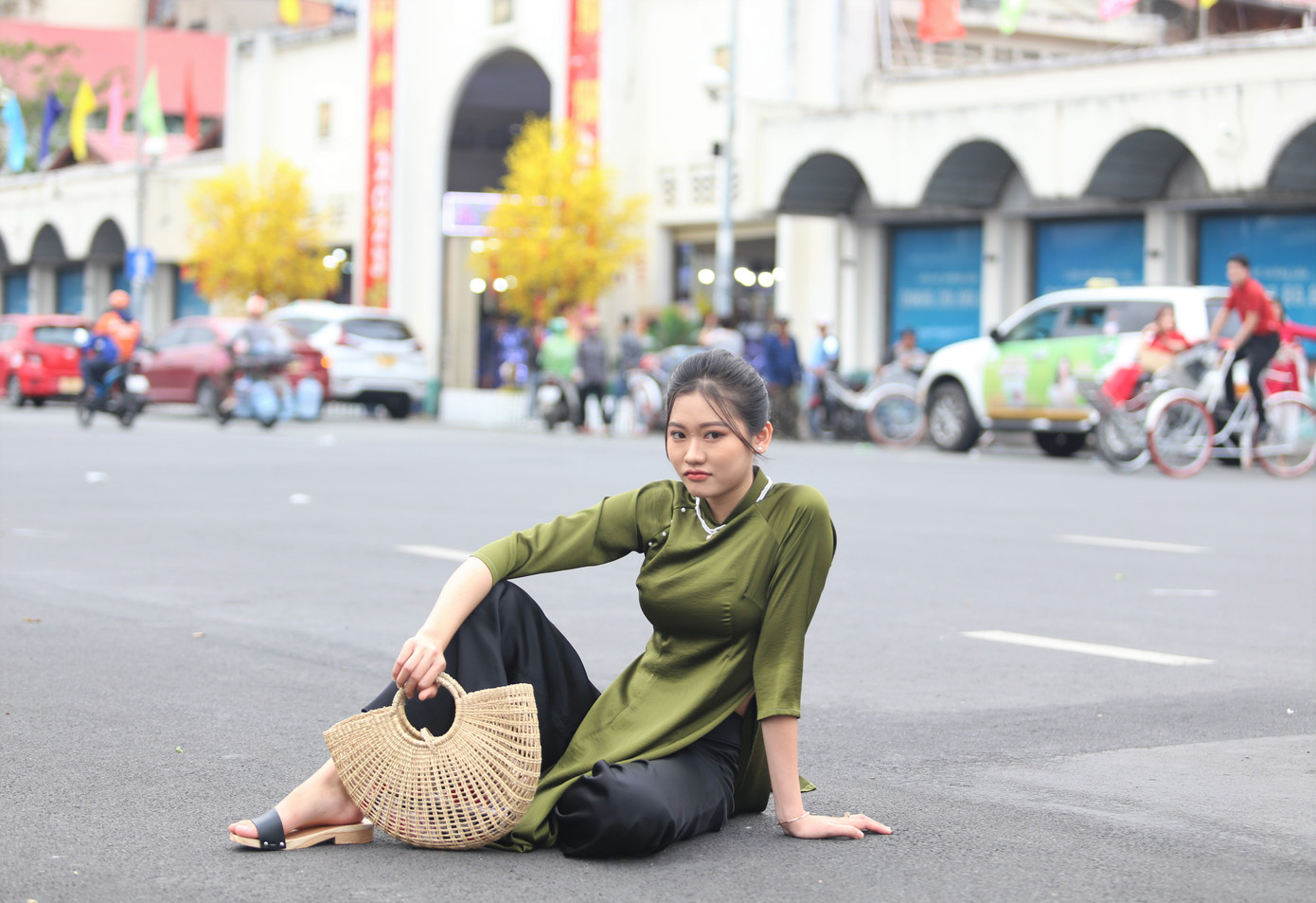 Những ngày này, khu vực trước chợ Bến Thành (phường Bến Thành, quận 1) trở thành điểm check-in &quot;hót hòn họt&quot; với rất nhiều bạn trẻ khi nơi đây trang hoàng nhiều tiểu cảnh đượm sắc xuân.