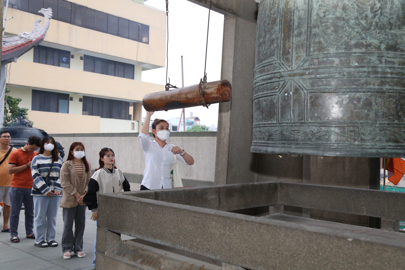 Bạn trẻ tập trung thỉnh chuông chùa cầu bình an.