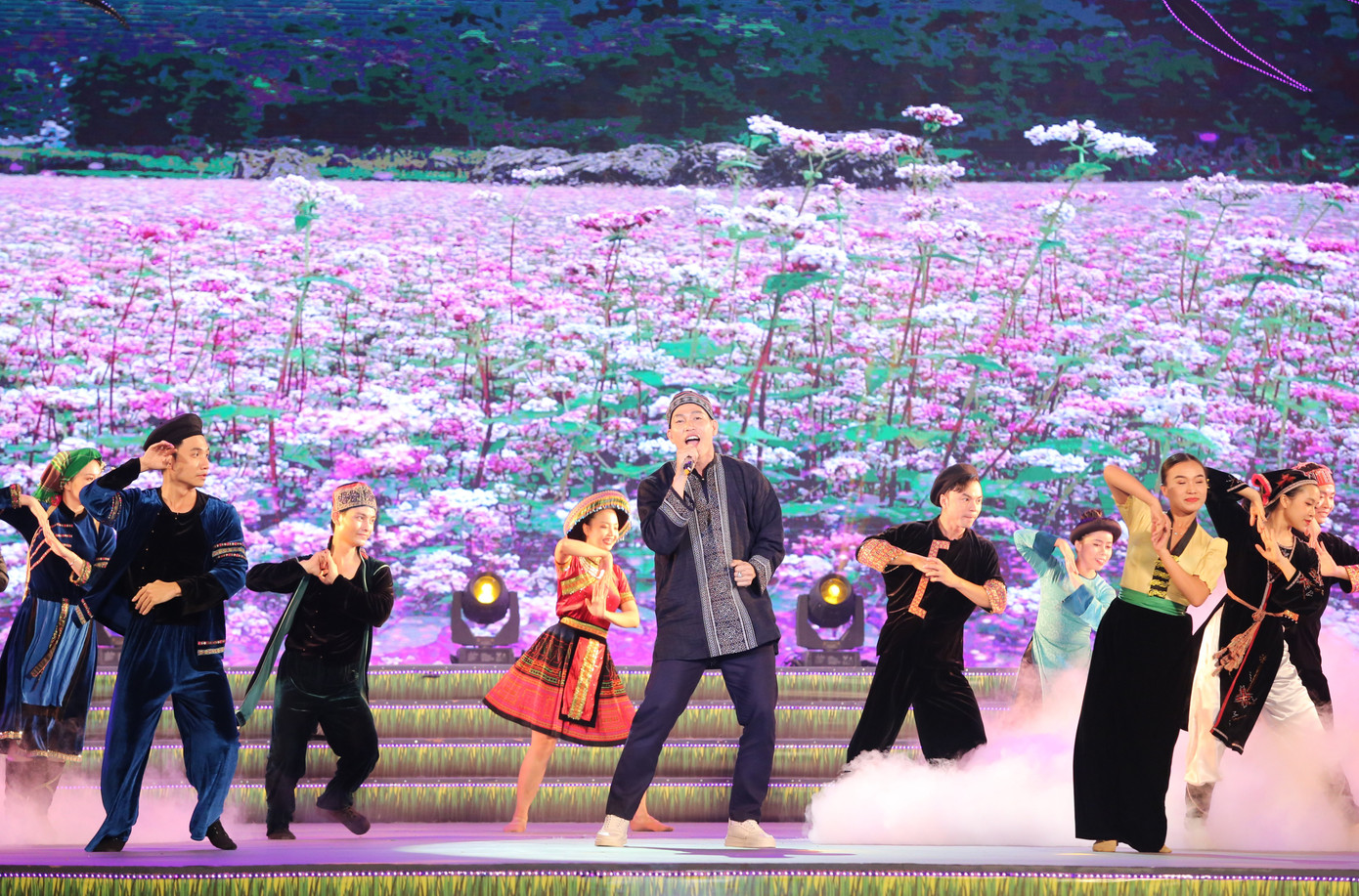 Đêm nghệ thuật khai mạc tuần Văn hóa, du lịch Tây Bắc tại TPHCM 2023 do ngành Văn hóa TPHCM, tỉnh Điện Biên, Sơn La phối hợp các đơn vị tổ chức với sự tham gia trình diễn của nhiều nghệ sĩ, diễn viên... đã khắc họa những giá trị văn hóa đa dạng, đặc sắc của các vùng miền Tổ quốc. Đêm nghệ thuật khai mạc tuần Văn hóa, du lịch Tây Bắc tại TPHCM 2023 do ngành Văn hóa TPHCM, tỉnh Điện Biên, Sơn La phối hợp các đơn vị tổ chức với sự tham gia trình diễn của nhiều nghệ sĩ, diễn viên... đã khắc họa những giá trị văn hóa đa dạng, đặc sắc của các vùng miền Tổ quốc.