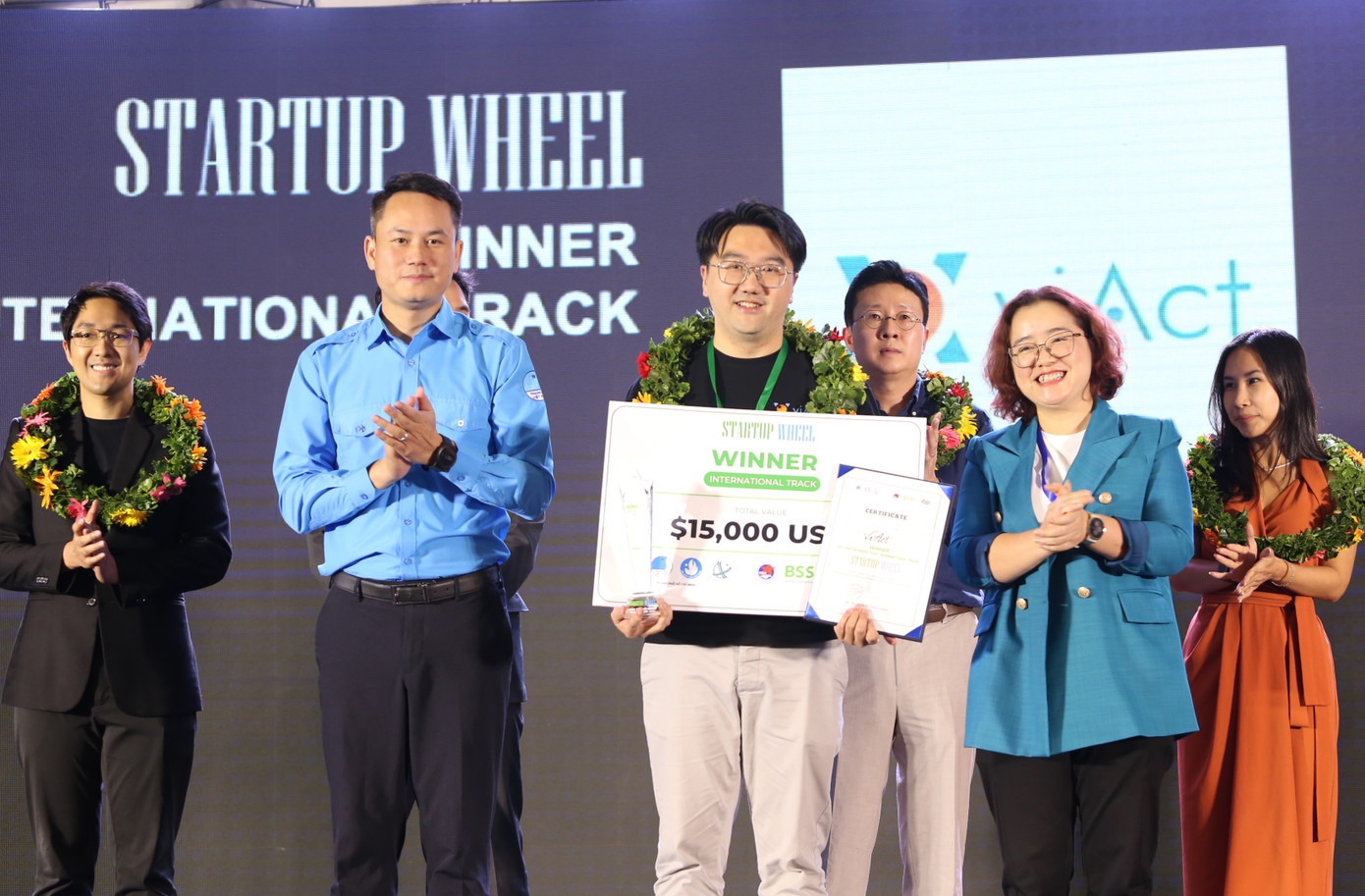 Anh Nguyễn Kim Quy (thứ 2 từ trái qua) cùng chị Nguyễn Thị Diệu Hằng - Trưởng BTC Startup Wheel trao phần thưởng cao nhất cho đại diện dự án tranh tài ở bảng quốc tế. Ảnh: Ngô Tùng Anh Nguyễn Kim Quy (thứ 2 từ trái qua) cùng chị Nguyễn Thị Diệu Hằng - Trưởng BTC Startup Wheel trao phần thưởng cao nhất cho đại diện dự án tranh tài ở bảng quốc tế. Ảnh: Ngô Tùng