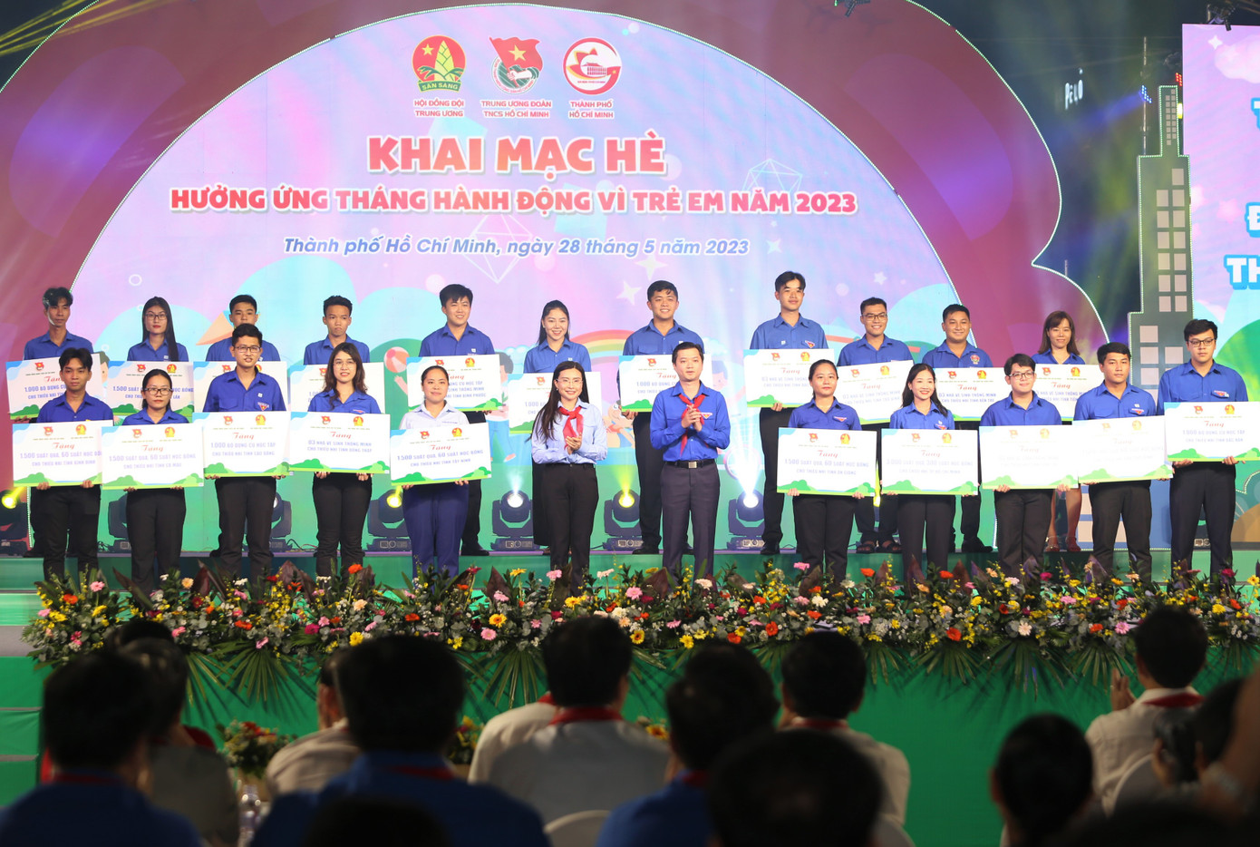 Các Bí thư Trung ương Đoàn gồm: Chủ tịch Hội đồng Đội T.Ư Nguyễn Phạm Duy Trang và Chủ tịch Hội Sinh viên Việt Nam Nguyễn Minh Triết trao tượng trưng các phần quà, trang thiết bị hỗ trợ học sinh tại các địa phương trên cả nước.