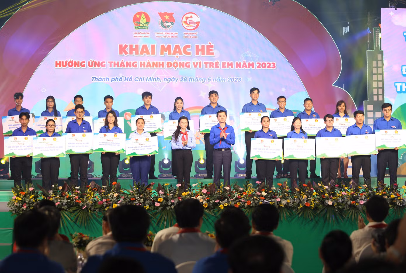 Các Bí thư Trung ương Đoàn gồm: Chủ tịch Hội đồng Đội T.Ư Nguyễn Phạm Duy Trang và Chủ tịch Hội Sinh viên Việt Nam Nguyễn Minh Triết trao tượng trưng các phần quà, trang thiết bị hỗ trợ học sinh tại các địa phương trên cả nước.