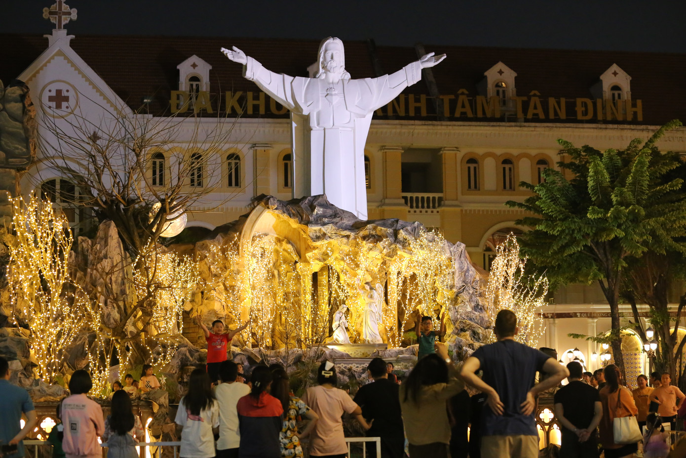 Thời điểm này, nhiều giáo xứ cũng đang rộn ràng chuẩn bị các nghi lễ, hoạt động chào mừng dịp lễ hội lớn nhất trong năm đối với đồng bào Công giáo. Thời điểm này, nhiều giáo xứ cũng đang rộn ràng chuẩn bị các nghi lễ, hoạt động chào mừng dịp lễ hội lớn nhất trong năm đối với đồng bào Công giáo.