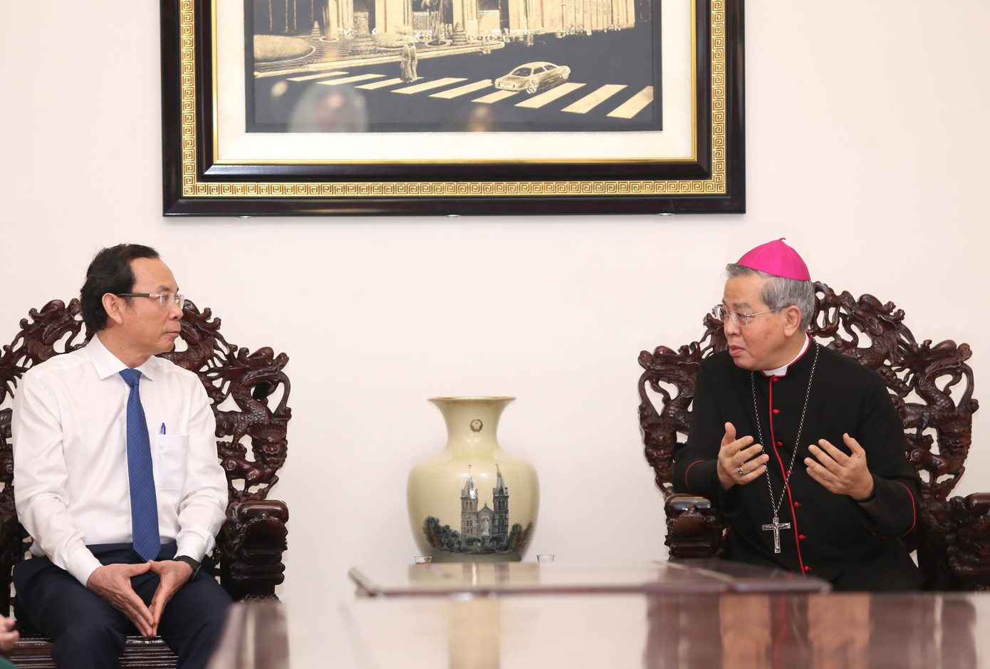 Tổng Giám mục Nguyễn Năng chia sẻ với Bí thư Thành ủy Nguyễn Văn Nên. Tổng Giám mục Nguyễn Năng chia sẻ với Bí thư Thành ủy Nguyễn Văn Nên.