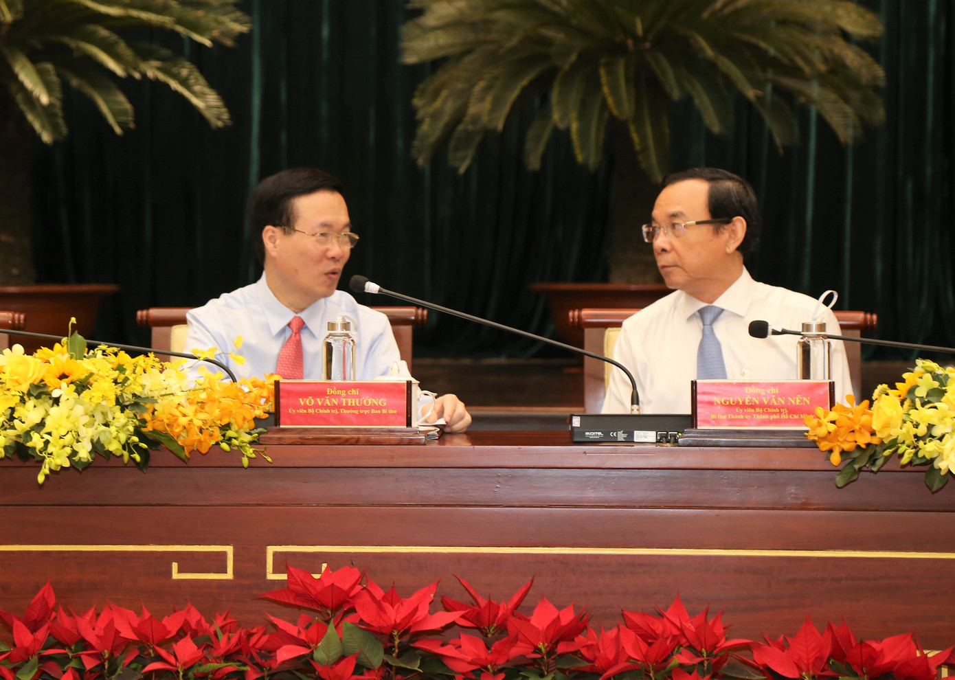 Thường trực Ban Bí thư Võ Văn Thưởng (trái) trao đổi với Bí thư Thành ủy TPHCM Nguyễn Văn Nên tại hội nghị. Ảnh: Ngô Tùng Thường trực Ban Bí thư Võ Văn Thưởng (trái) trao đổi với Bí thư Thành ủy TPHCM Nguyễn Văn Nên tại hội nghị. Ảnh: Ngô Tùng