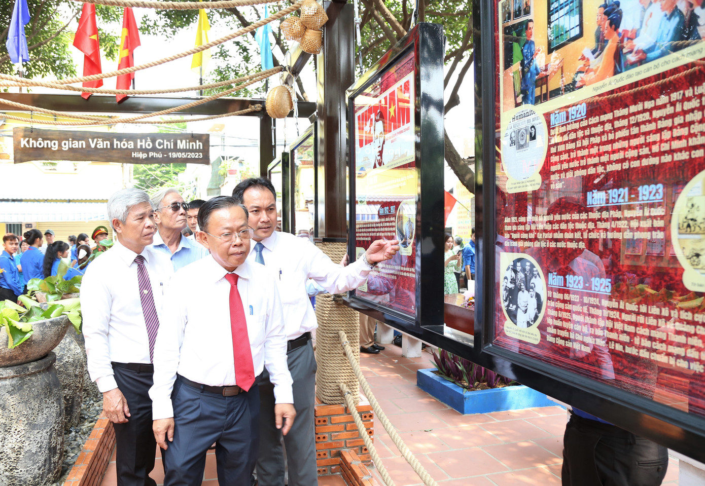 Công trình là kết quả triển khai thực hiện Kế hoạch số 136 ngày 15/6/2022 của Thành ủy TP. Thủ Đức về xây dựng “Không gian Văn hóa Hồ Chí Minh gắn với giữ gìn và phát huy đặc trưng văn hóa của thành phố Thủ Đức” giai đoạn 2022-2025. Trong ảnh: Ủy viên Ban Thường vụ Thành ủy TPHCM, Bí thư Thành ủy Thủ Đức Nguyễn Hữu Hiệp cùng đại biểu tham quan công trình.