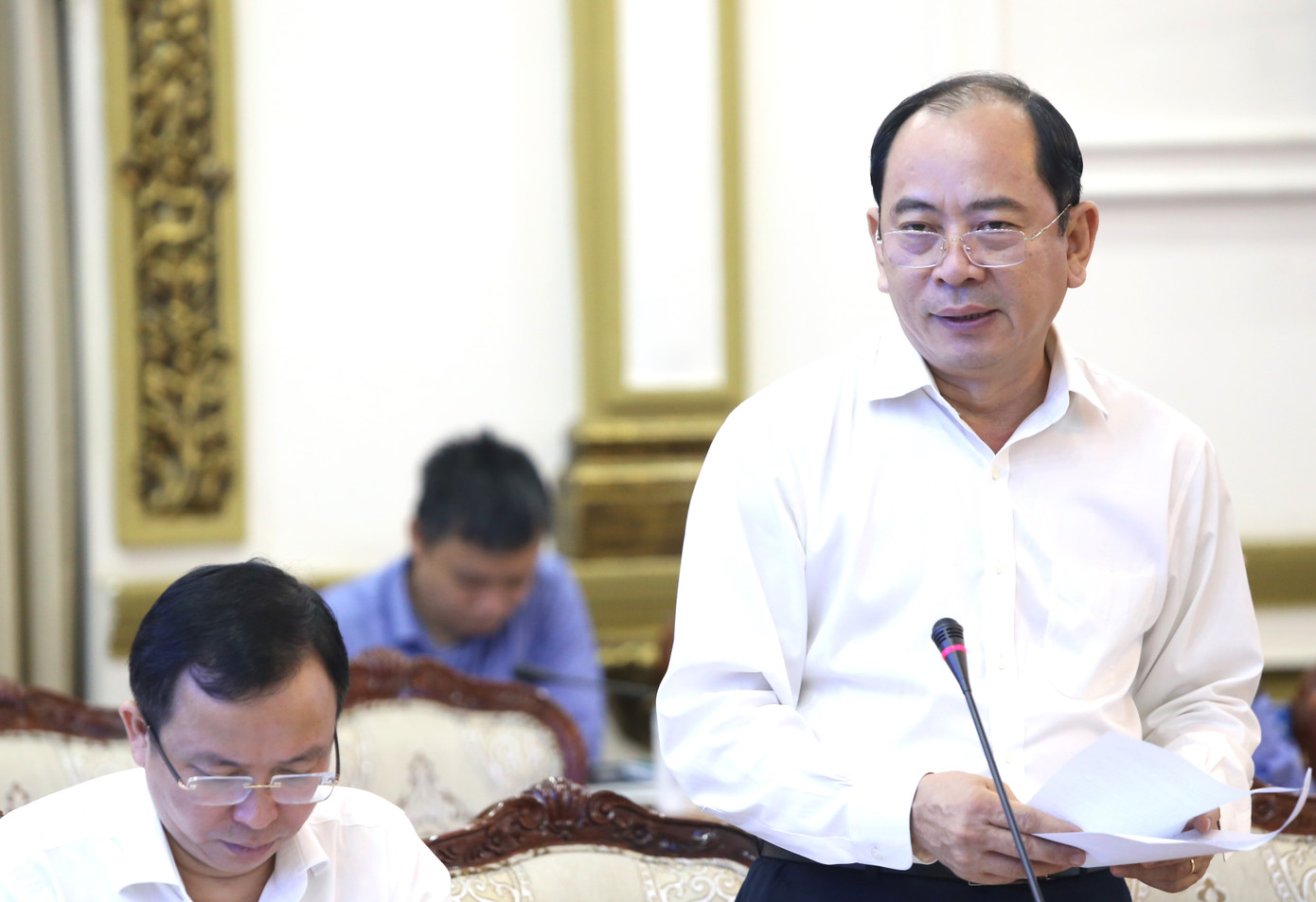 Giám đốc Sở Y tế TPHCM Tăng Chí Thượng trao đổi tại buổi họp. (Ảnh: Ngô Tùng)