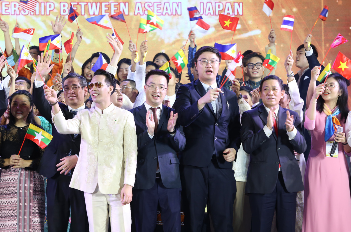 Các đại biểu kết nối tình đoàn kết, gắn bó trong phần cuối chương trình.