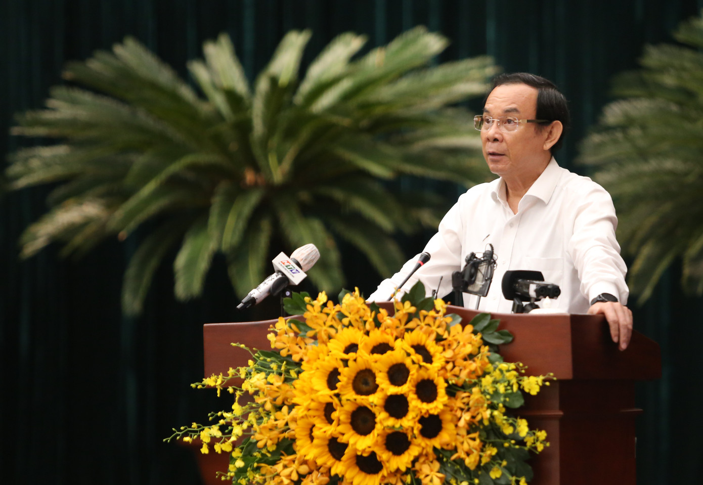 Bí thư Thành ủy TPHCM kết luận một số nội dung trao đổi tại hội nghị. Ảnh: Ngô Tùng