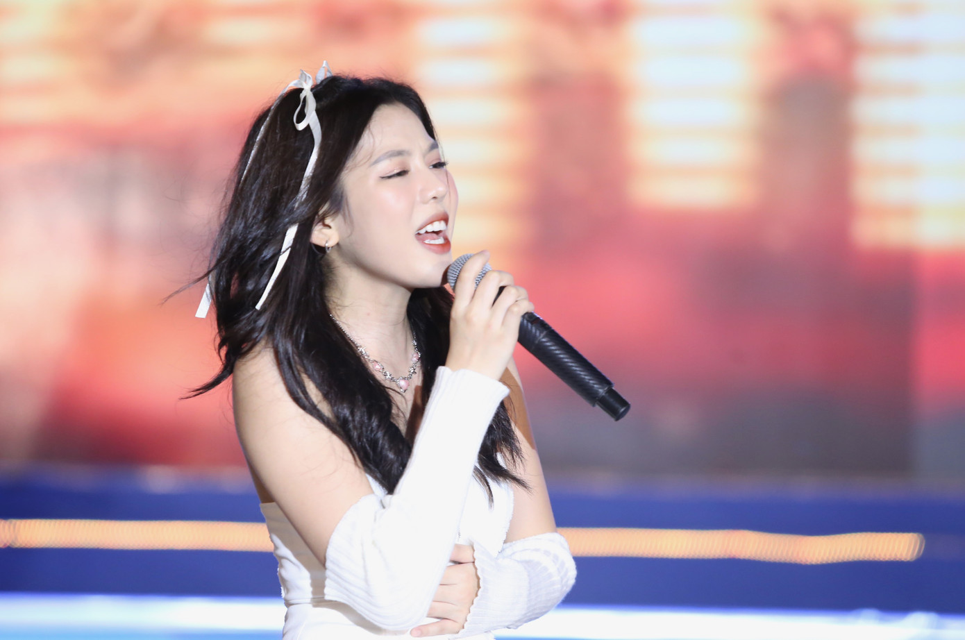 Đêm hội văn hóa còn có sự góp mặt, giao lưu của những gương mặt nổi bật trong cộng đồng sinh viên TPHCM. Trong số đó có ca sĩ Muội, tên thật là Hồ Võ Thanh Thảo, sinh viên năm nhất Nhạc viện TPHCM.