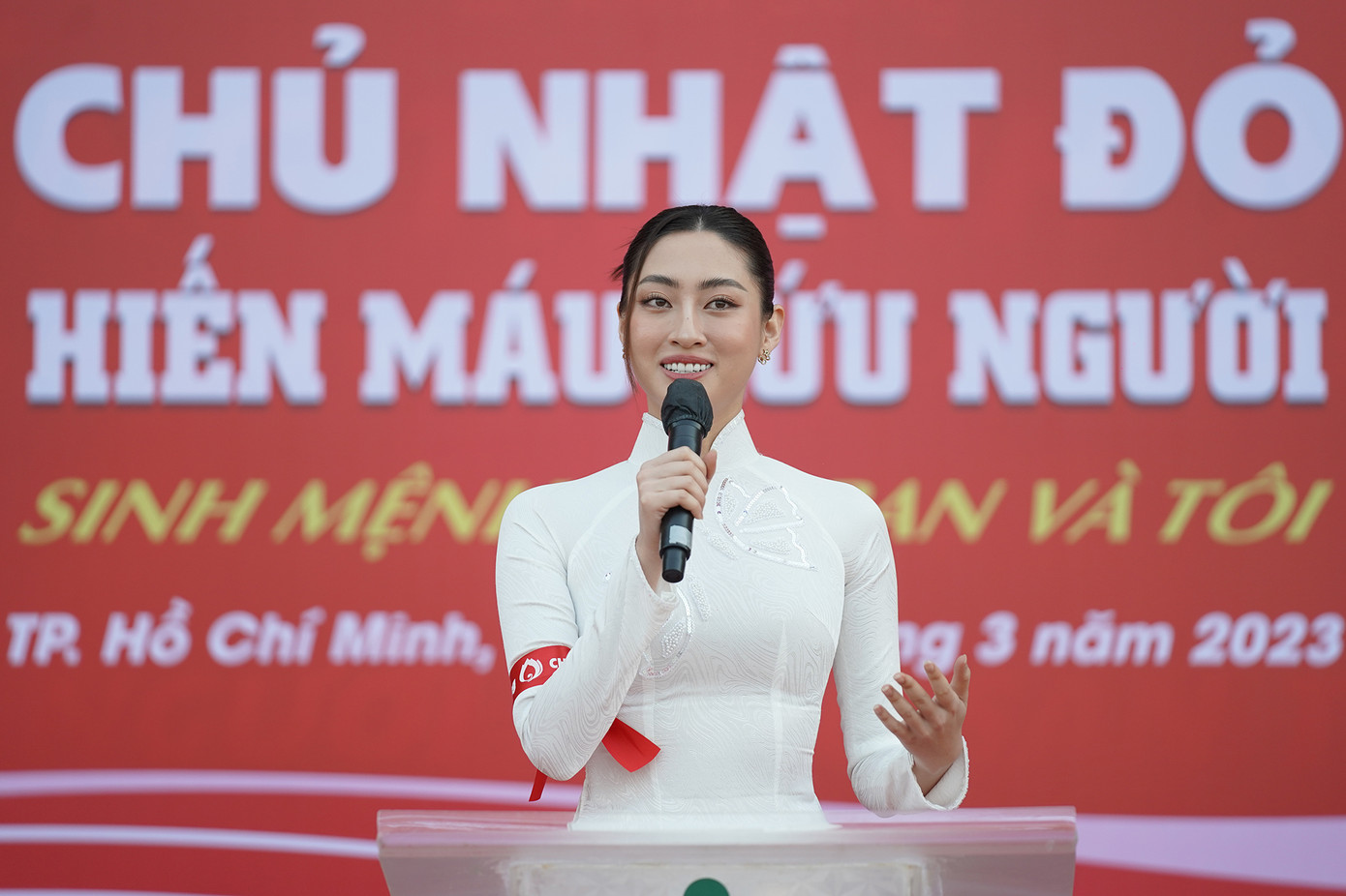 Hoa hậu Lương Thùy Linh tham dự Chủ nhật Đỏ. Ảnh: Phạm Nguyễn